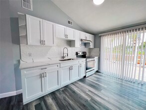 10204 Bellhurst Ct in Tampa, FL - Building Photo - Building Photo