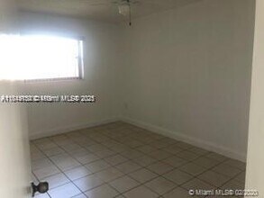 8075 NW 7th St in Miami, FL - Building Photo - Building Photo