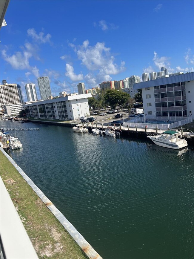 3750 NE 170th St, Unit 400 in North Miami Beach, FL - Foto de edificio - Building Photo