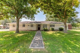 1212 Irving St in West Orange, TX - Building Photo