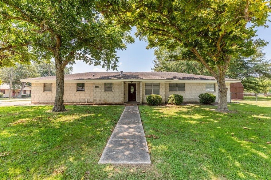 1212 Irving St in West Orange, TX - Building Photo