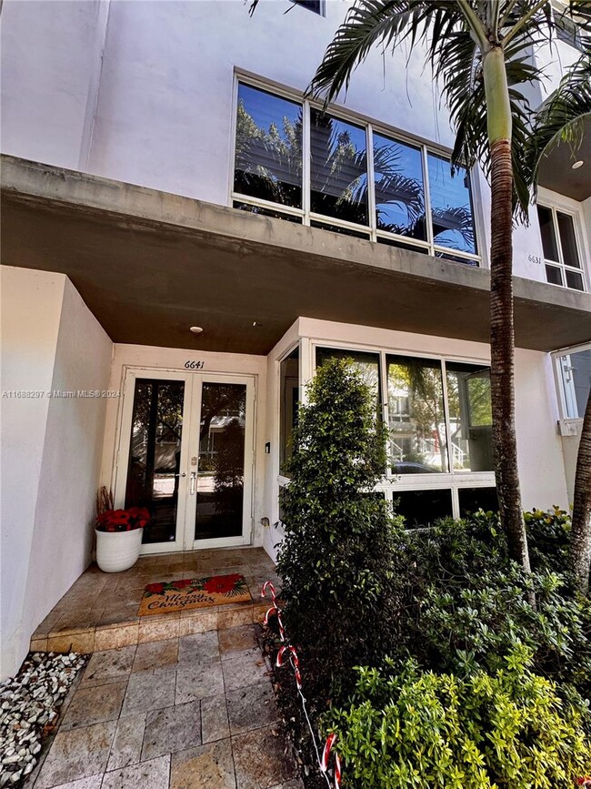 6641 NW 105th Pl in Doral, FL - Foto de edificio - Building Photo