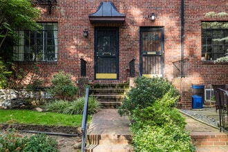 Forest Hill Gardens in Forest Hills, NY - Foto de edificio - Building Photo