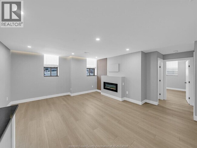 3177 Riverside Dr E in Windsor, ON - Foto de edificio - Building Photo
