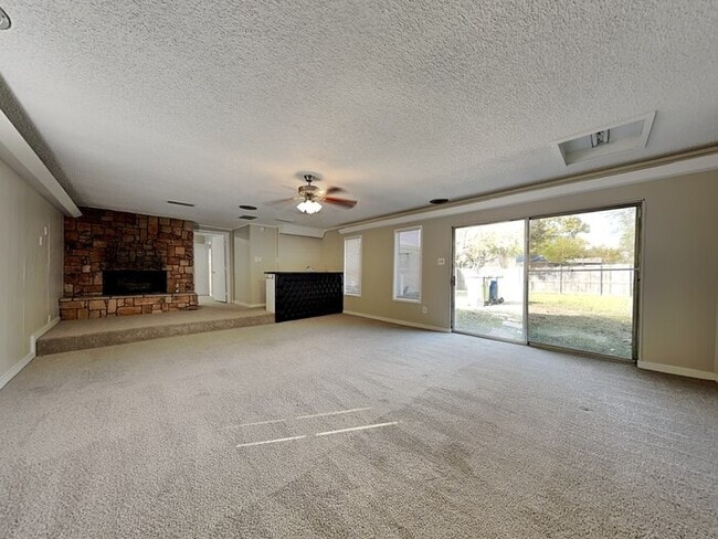 614 Maydelle Ln in Garland, TX - Foto de edificio - Building Photo