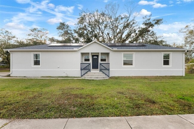 property at 902 W Alsobrook St