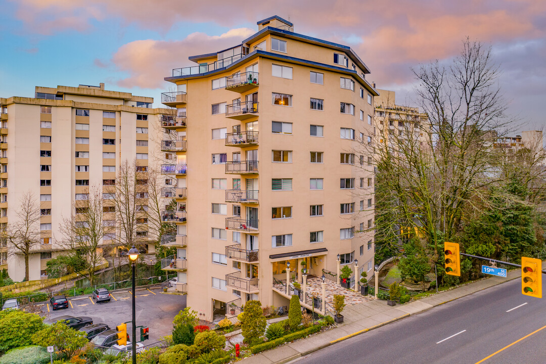 1930 Marine Dr in West Vancouver, BC - Building Photo