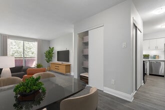 25 Lorne Ave in Newmarket, ON - Building Photo - Building Photo