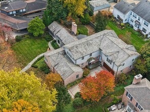 5969 N Shore Dr in Whitefish Bay, WI - Building Photo - Building Photo