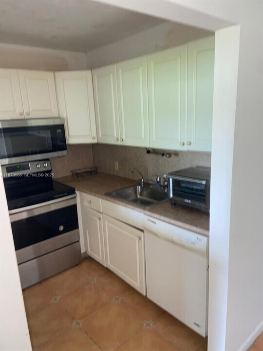 8 Fanshaw Dr in Boca Raton, FL - Building Photo