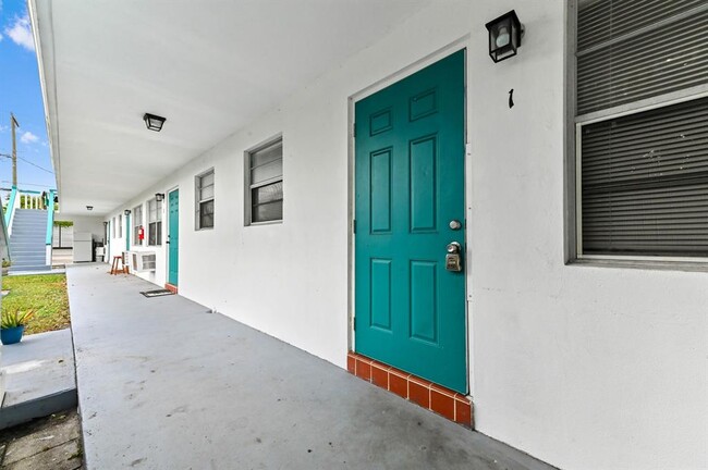 1111 N Federal Hwy, Unit 1 in Lake Worth, FL - Foto de edificio - Building Photo