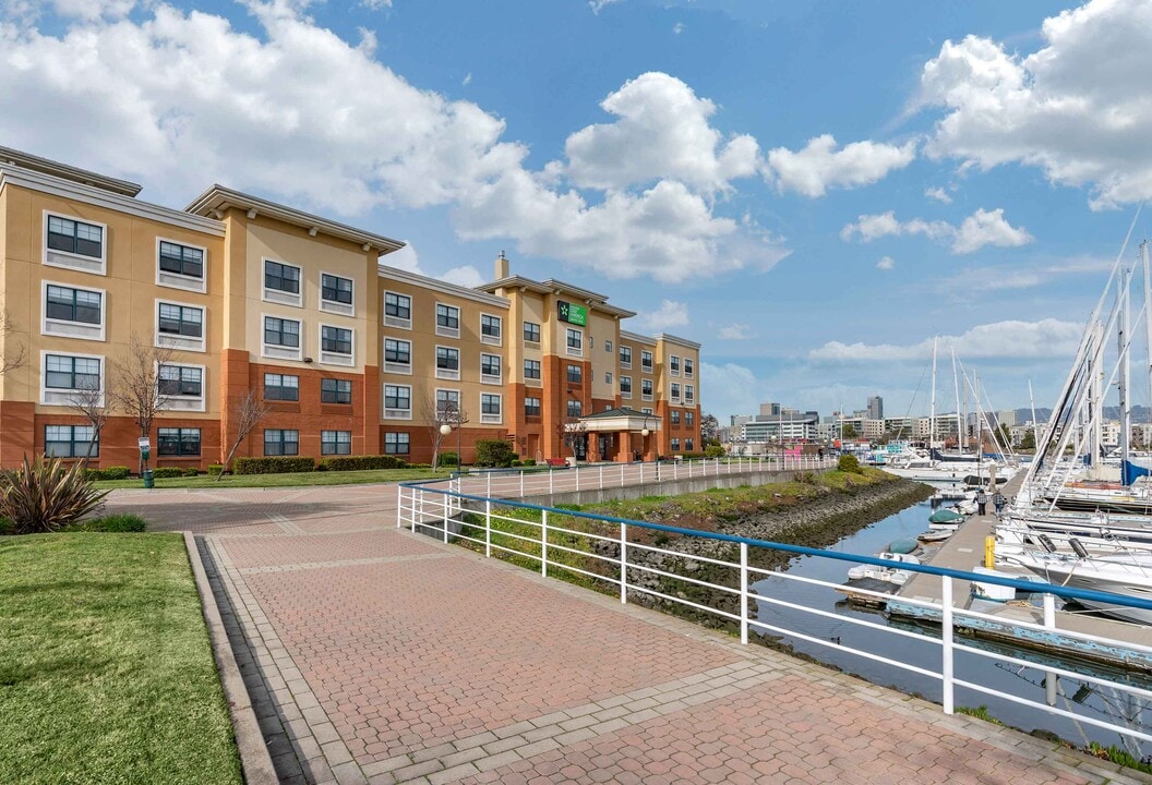 Furnished Studio-Oakland - Alameda in Alameda, CA - Foto de edificio