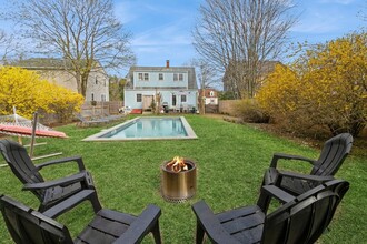 415 6th Ave in Greenport, NY - Foto de edificio - Building Photo