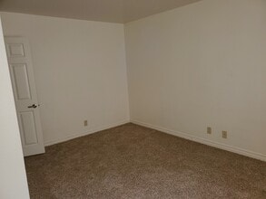 4981 River Glen Dr, Unit 110 in Las Vegas, NV - Building Photo - Building Photo