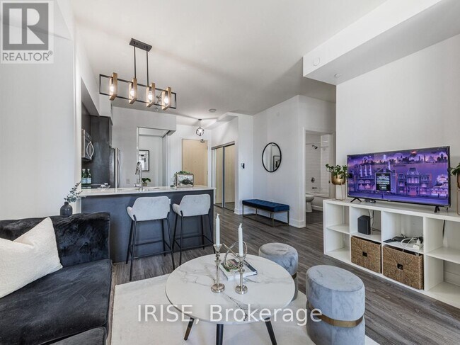 30 Roehampton Ave in Toronto, ON - Building Photo - Building Photo