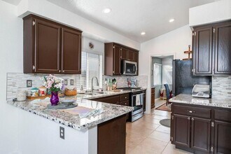 9094 Chantal Way in Sacramento, CA - Building Photo - Building Photo