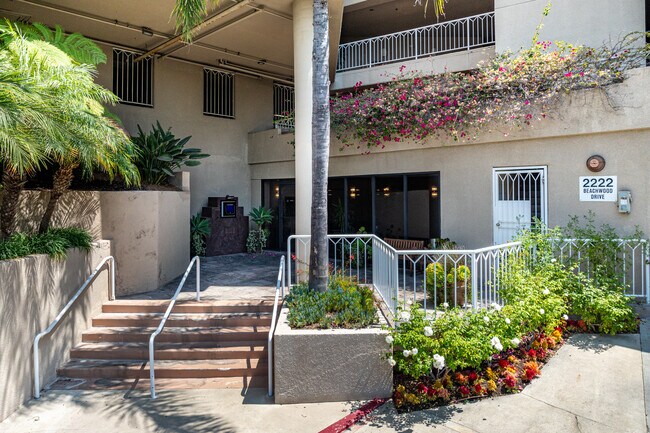 2222 N Beachwood Dr in Los Angeles, CA - Building Photo - Building Photo