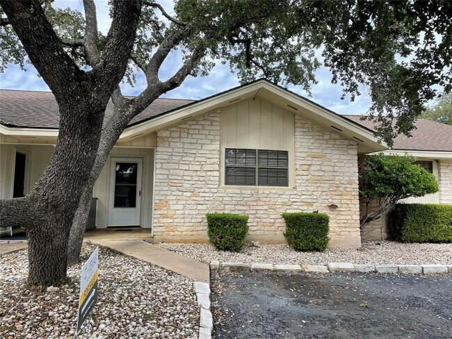 21013 Highland Lake Dr in Lago Vista, TX - Building Photo - Building Photo