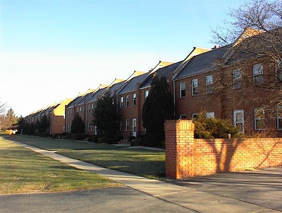 Colonial Manor in Saginaw, MI - Foto de edificio