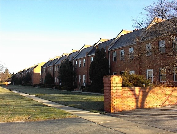 Colonial Manor in Saginaw, MI - Building Photo