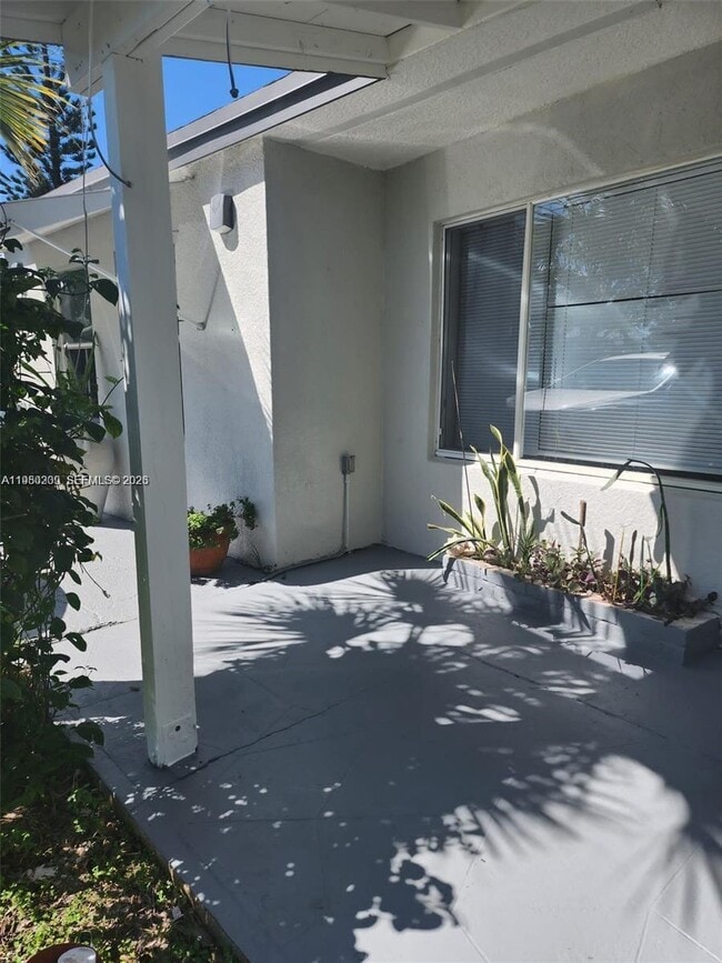 1561 NE 29th St in Pompano Beach, FL - Foto de edificio - Building Photo