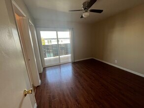 24370 Newhall Ave in Newhall, CA - Building Photo - Building Photo