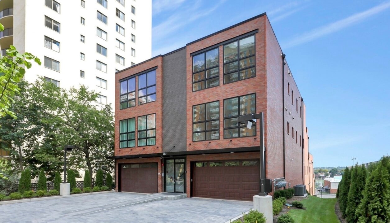 140 Comet Way, Unit 2A in Hackensack, NJ - Foto de edificio