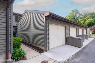 5B Auburn Ct in Red Bank, NJ - Building Photo - Building Photo
