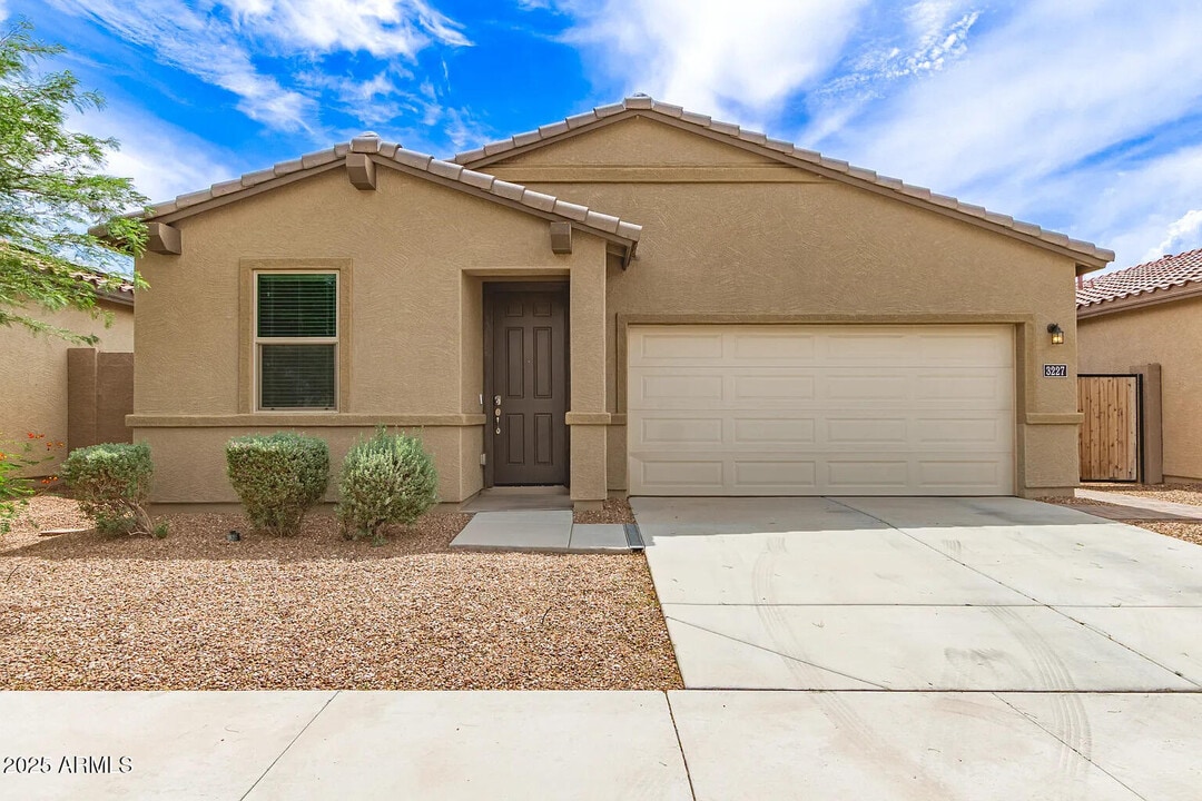3227 W Carter Rd in Phoenix, AZ - Building Photo