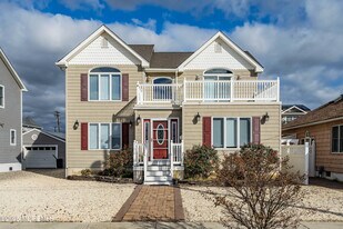 21 Magee Ave in Lavallette, NJ - Building Photo