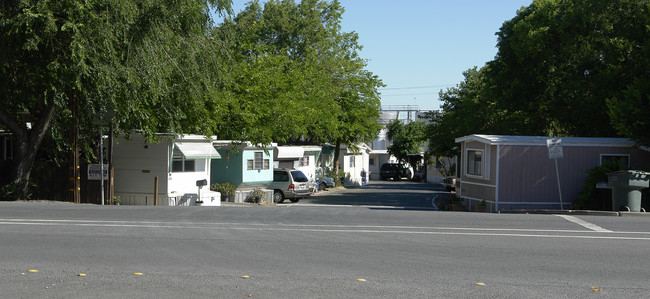 Riverview Mobile Home Park in Pittsburg, CA - Building Photo - Building Photo