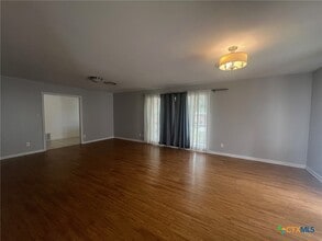 943 S Pecan Ave in Luling, TX - Building Photo - Building Photo