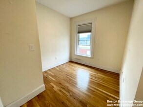 92 L St, Unit #2 in Boston, MA - Building Photo - Building Photo