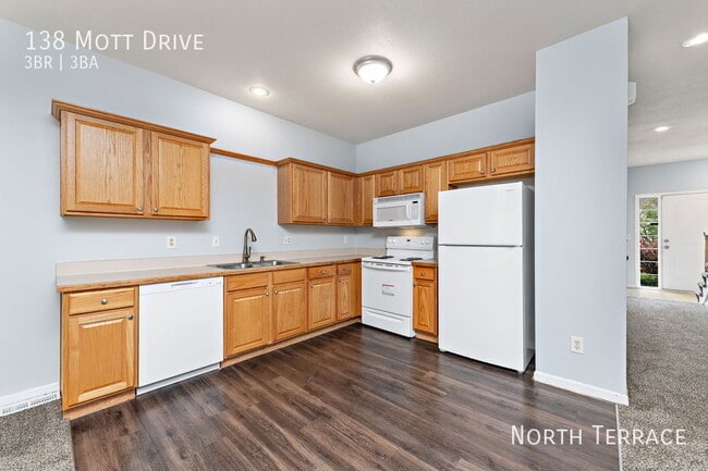 138 Mott Dr in Raymore, MO - Building Photo - Building Photo