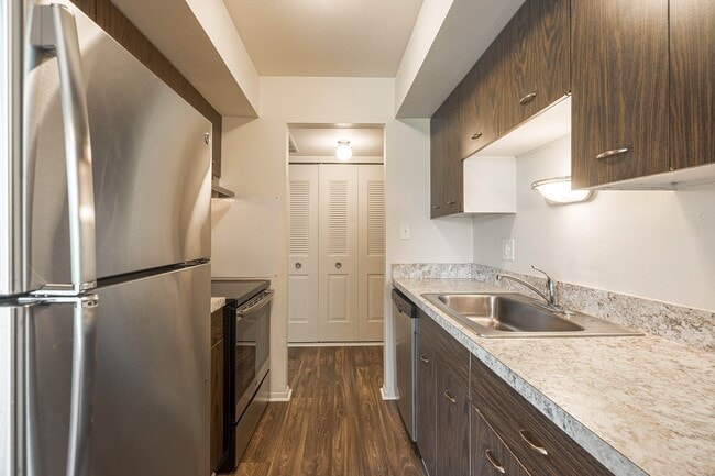 Knottingham Apartments in Clinton Township, MI - Foto de edificio - Building Photo