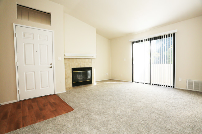 Lakeview Garden Apartments in Sacramento, CA - Building Photo - Interior Photo