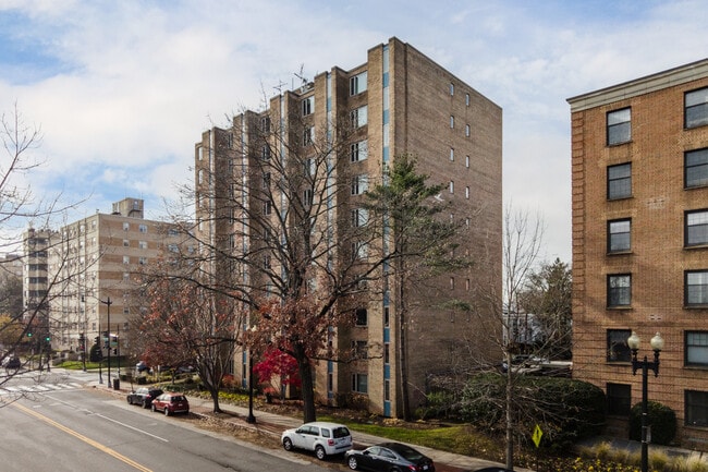 2800 Wisconsin Ave NW in Washington, DC - Building Photo - Building Photo