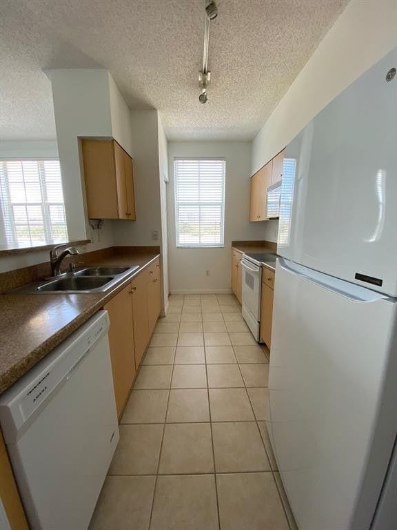 616 Clearwater Park Rd in West Palm Beach, FL - Foto de edificio - Building Photo