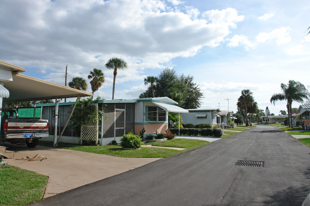 Colonial Mobile Manor in Palmetto, FL - Building Photo