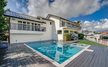 16461 NE 34th Ave in North Miami Beach, FL - Foto de edificio - Building Photo