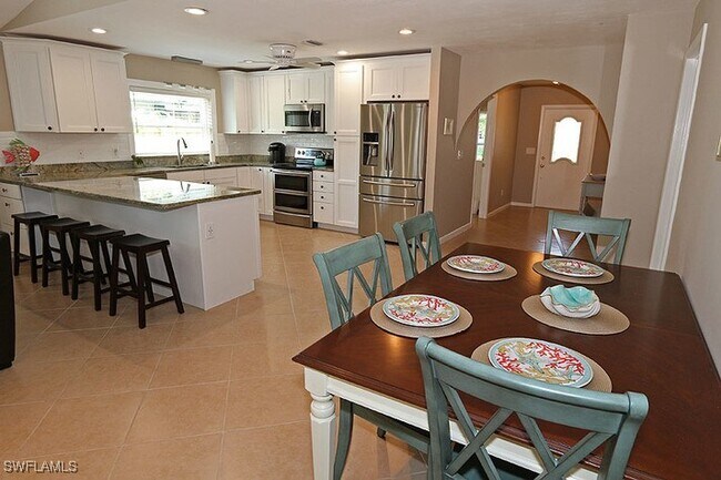 793 97th Ave N in Naples, FL - Foto de edificio - Building Photo