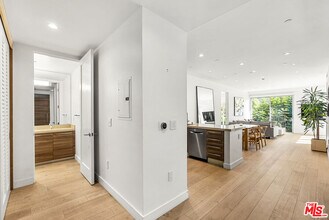 855 Croft Ave in Los Angeles, CA - Building Photo - Building Photo