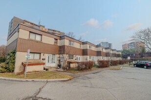 Quetico Court in Mississauga, ON - Building Photo