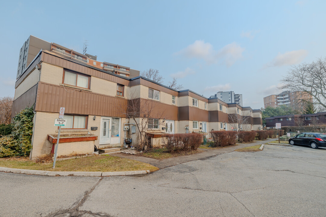 Quetico Court in Mississauga, ON - Building Photo