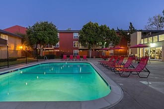 Carriage House in Fremont, CA - Foto de edificio - Building Photo