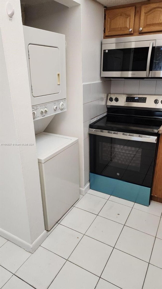 10000 NW 80th Ct, Unit 2415 in Hialeah Gardens, FL - Building Photo - Building Photo