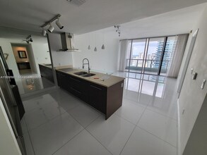 485 Brickell Ave, Unit 4103 in Miami, FL - Foto de edificio - Building Photo