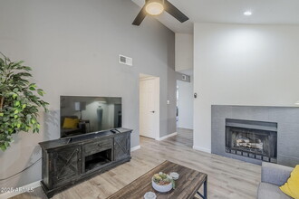 7510 E Thomas Rd in Scottsdale, AZ - Building Photo - Building Photo