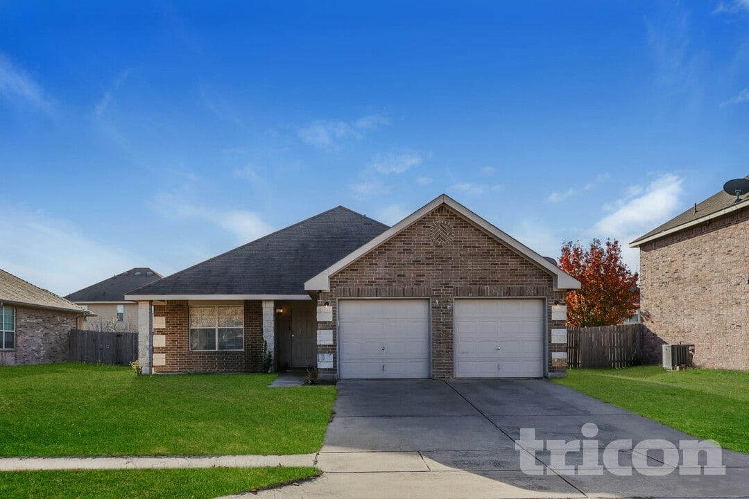 208 Silver Spur Dr in Waxahachie, TX - Building Photo