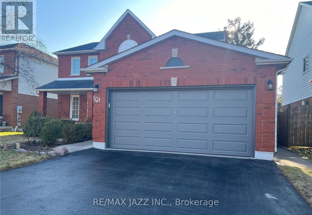 101 Glenabbey Dr in Courtice, ON - Building Photo